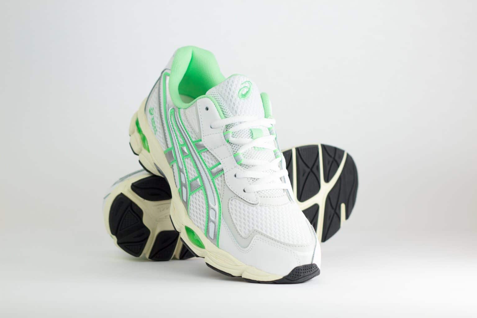 ASICS Gel-NYC 2055 White Menthol – Zilver/Wit/Groen – Heren/Dames/Uniseks Sneakers – Leer/Mesh – 1203A542-105 – Voorkant
