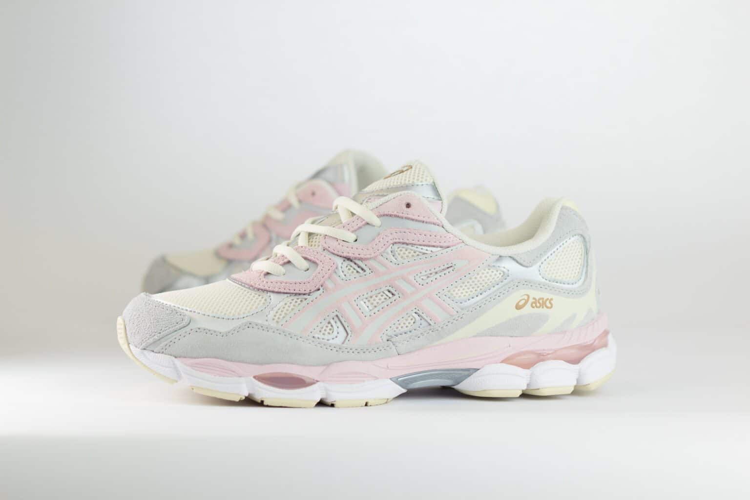 ASICS Gel-NYC Concrete Barely Rose – Roze/Grijs/Beige – Heren/Dames/Uniseks Sneakers – Suede/Mesh – 1203A383-028 – Zijkant