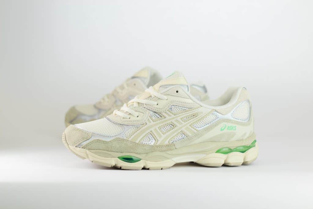 ASICS Gel-NYC Cream Fossil – Beige/Groen – Heren/Dames/Uniseks Sneakers – Suede/Mesh – 1203A383-112 – Zijkant
