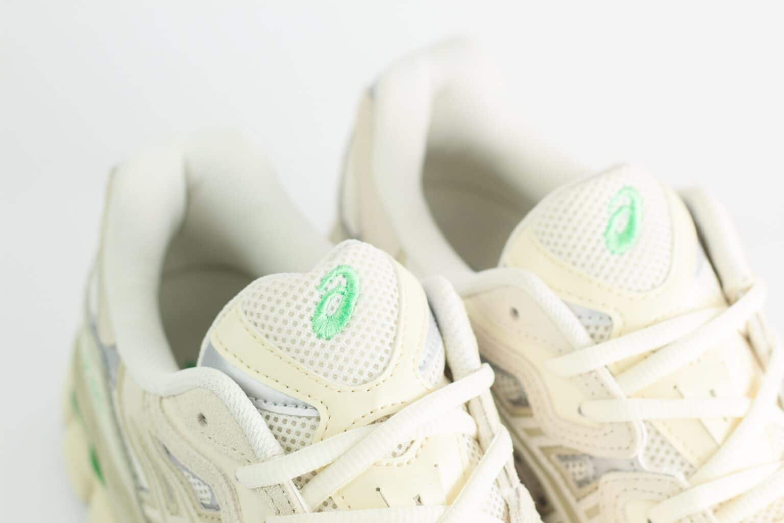 ASICS Gel-NYC Cream Fossil – Beige/Groen – Heren/Dames/Uniseks Sneakers – Suede/Mesh – 1203A383-112 – Bovenkant