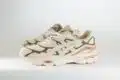 ASICS Gel-NYC Mineral Beige – Beige/Bruin – Heren/Dames/Uniseks Sneakers – Suede/Mesh – 1203A739-251 – Zijkant