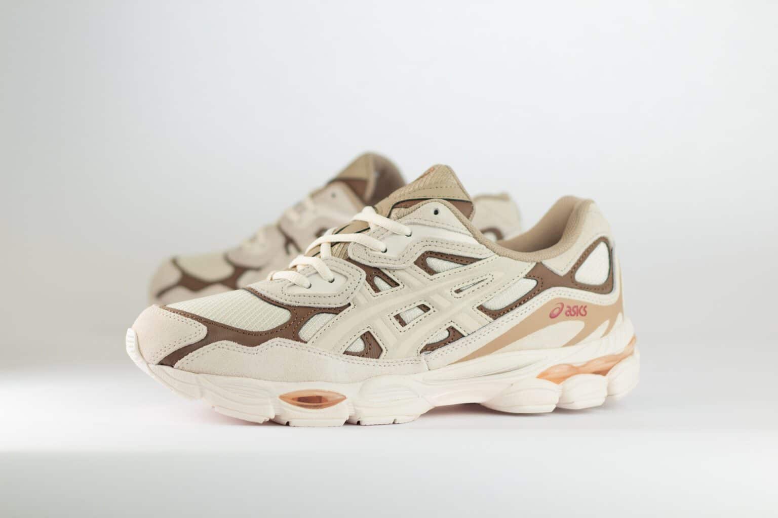 ASICS Gel-NYC Mineral Beige – Beige/Bruin – Heren/Dames/Uniseks Sneakers – Suede/Mesh – 1203A739-251 – Zijkant