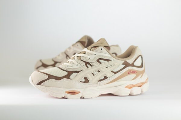 ASICS Gel-NYC Mineral Beige – Beige/Bruin – Heren/Dames/Uniseks Sneakers – Suede/Mesh – 1203A739-251 – Zijkant