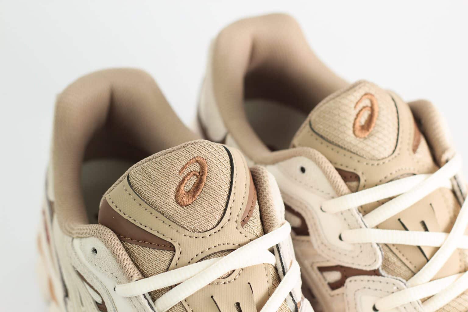 ASICS Gel-NYC Mineral Beige – Beige/Bruin – Heren/Dames/Uniseks Sneakers – Suede/Mesh – 1203A739-251 – Bovenkant