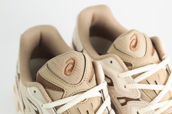 ASICS Gel-NYC Mineral Beige – Beige/Bruin – Heren/Dames/Uniseks Sneakers – Suede/Mesh – 1203A739-251 – Bovenkant