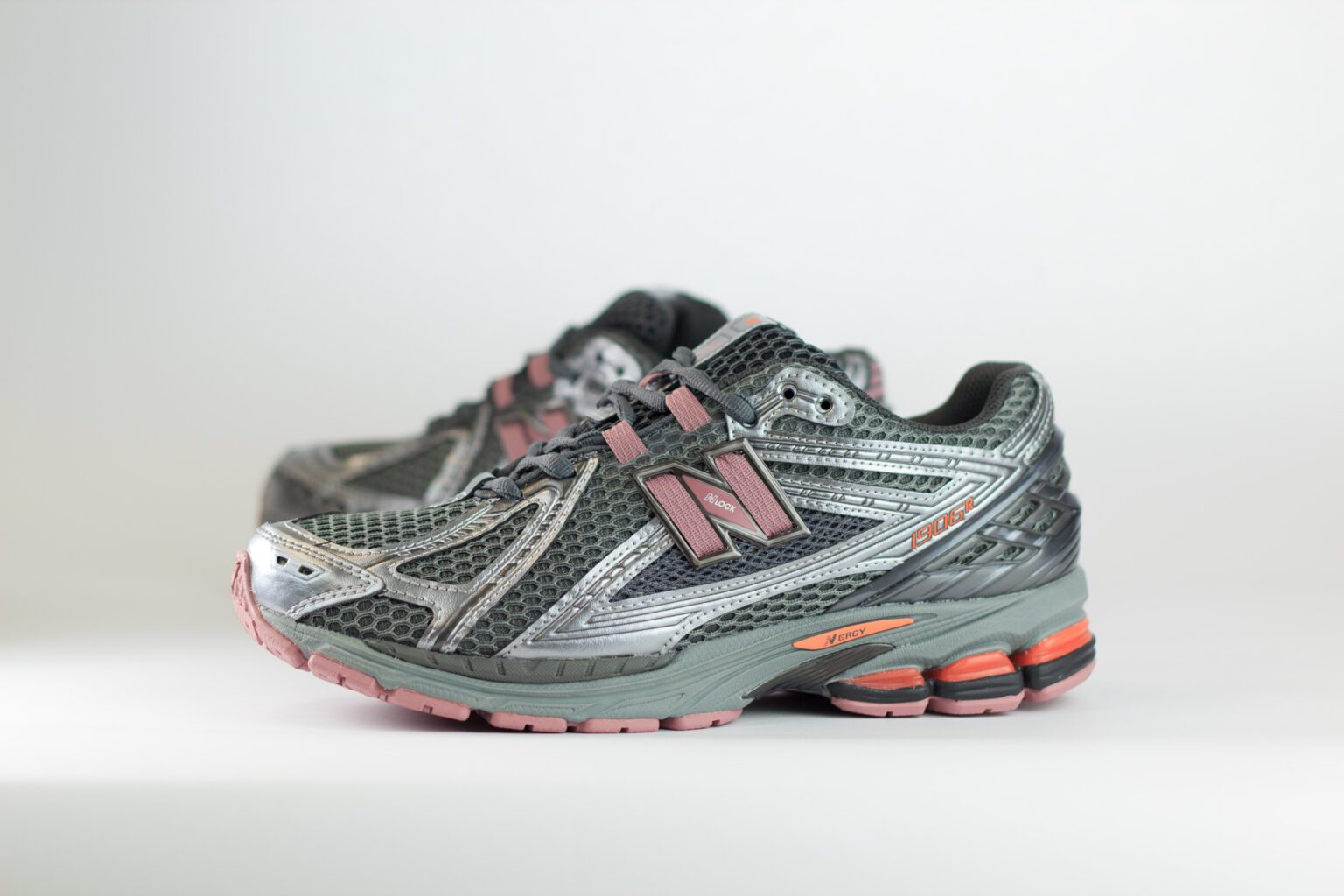 New Balance 1906R Dark Silver Metallic Rosewood – Grijs/Zilver/Roze – Heren/Dames/Uniseks Sneakers – Leer/Mesh – U190629R – Zijkant