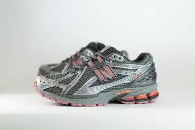 New Balance 1906R Dark Silver Metallic Rosewood – Grijs/Zilver/Roze – Heren/Dames/Uniseks Sneakers – Leer/Mesh – U190629R – Zijkant
