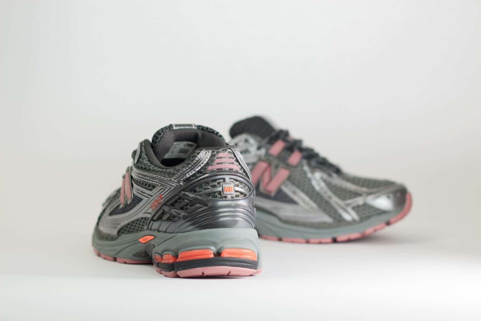 New Balance 1906R Dark Silver Metallic Rosewood – Grijs/Zilver/Roze – Heren/Dames/Uniseks Sneakers – Leer/Mesh – U190629R – Achterkant