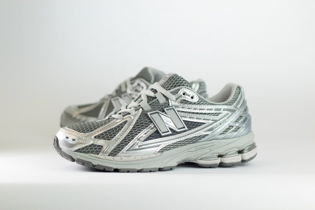 New Balance 1906R Harbor Grey – Grijs/Zilver – Heren/Dames/Uniseks Sneakers – Leer/Mesh – M1906REH – Zijkant