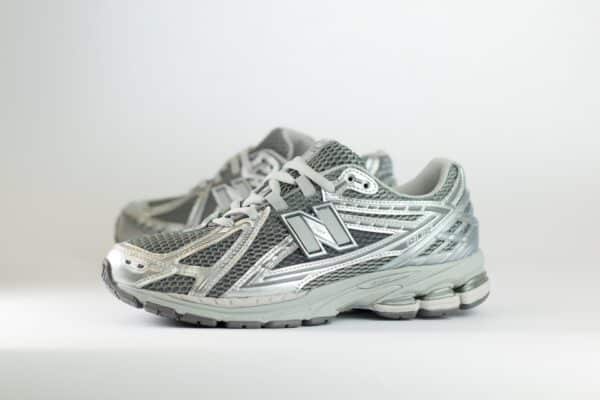 New Balance 1906R Harbor Grey – Grijs/Zilver – Heren/Dames/Uniseks Sneakers – Leer/Mesh – M1906REH – Zijkant