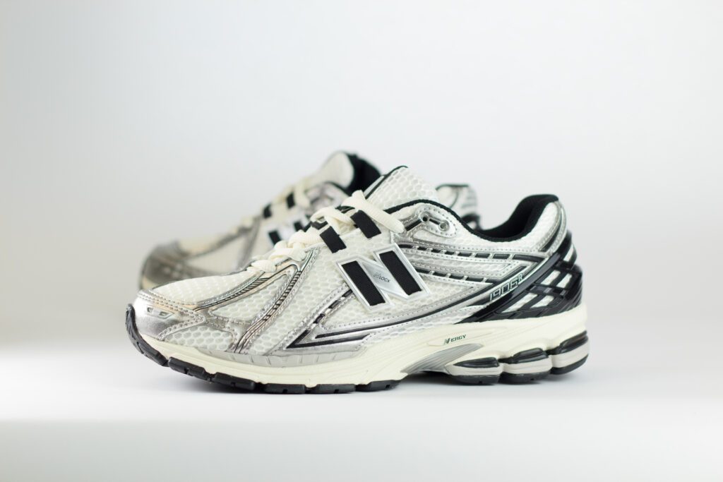 New Balance 1906R Silver Black – Wit/Zwart/Zilver – Heren/Dames/Uniseks Sneakers – Leer/Mesh – M1906RER – Zijkant