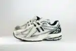 New Balance 1906R Silver Black – Wit/Zwart/Zilver – Heren/Dames/Uniseks Sneakers – Leer/Mesh – M1906RER – Zijkant