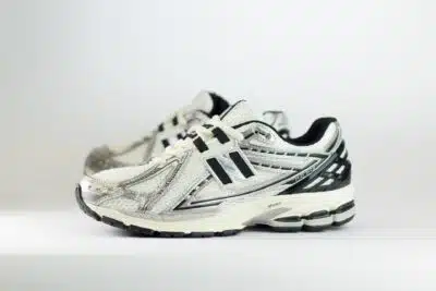 New Balance 1906R Silver Black – Wit/Zwart/Zilver – Heren/Dames/Uniseks Sneakers – Leer/Mesh – M1906RER – Zijkant