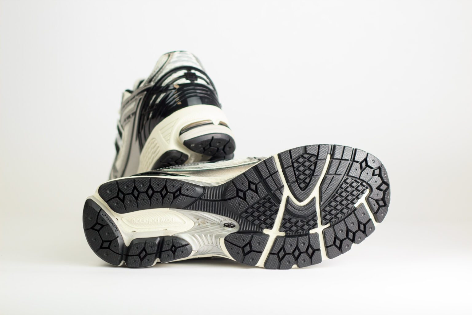New Balance 1906R Silver Black – Wit/Zwart/Zilver – Heren/Dames/Uniseks Sneakers – Leer/Mesh – M1906RER – Onderkant