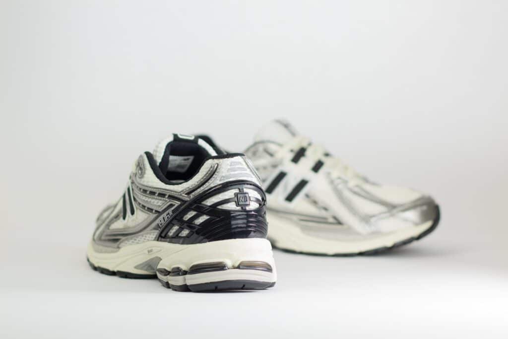 New Balance 1906R Silver Black – Wit/Zwart/Zilver – Heren/Dames/Uniseks Sneakers – Leer/Mesh – M1906RER – Achterkant