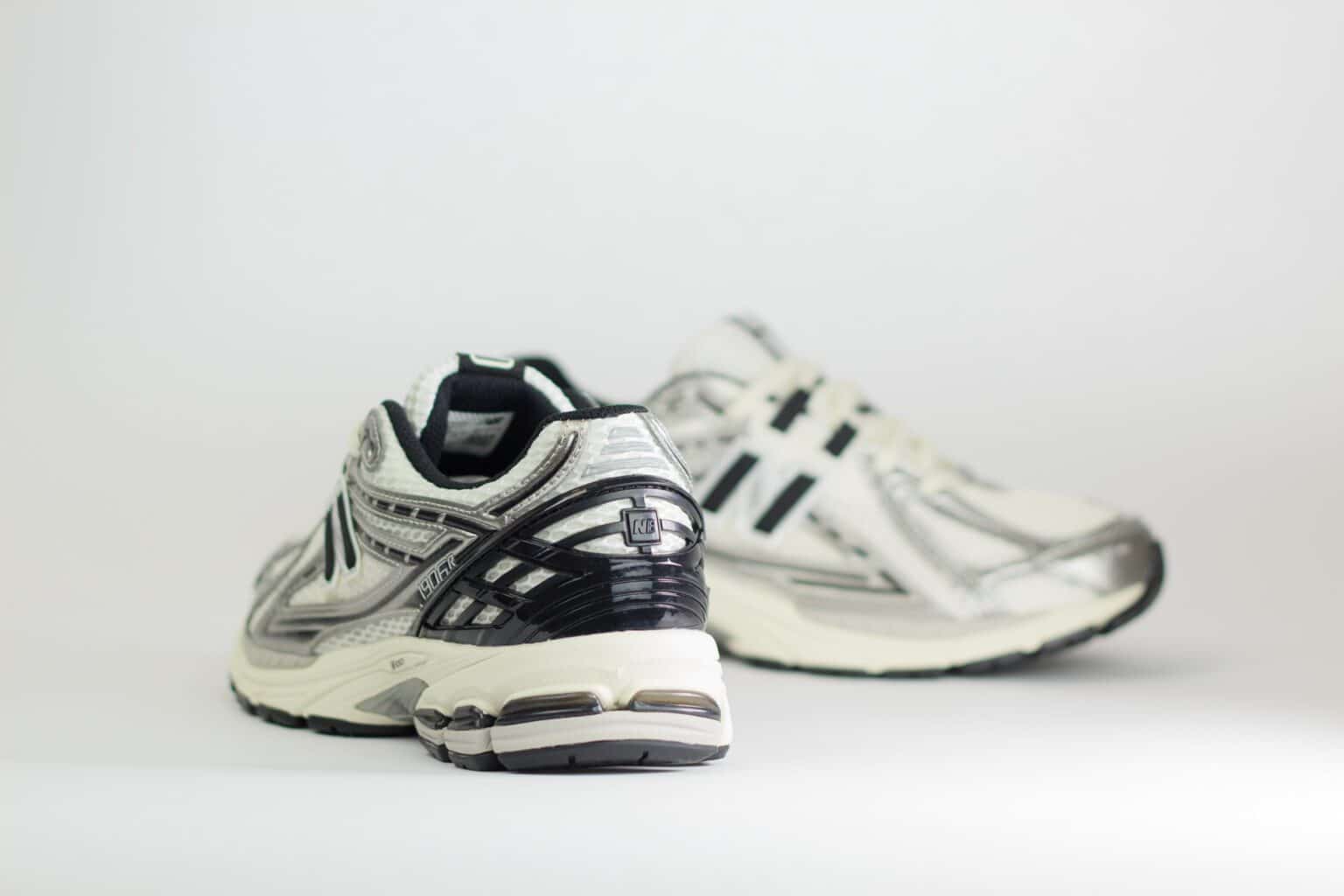 New Balance 1906R Silver Black – Wit/Zwart/Zilver – Heren/Dames/Uniseks Sneakers – Leer/Mesh – M1906RER – Achterkant