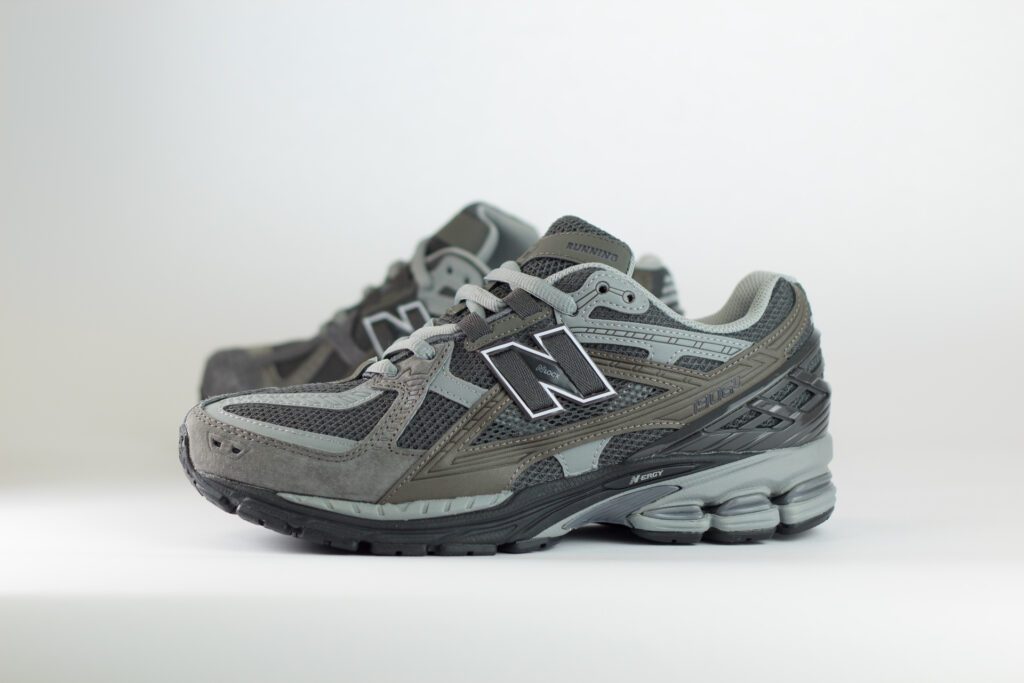 New Balance 1906U Tornado Grey – Grijs/Zwart – Heren/Dames/Uniseks Sneakers – Leer/Mesh – U19067GB – Zijkant