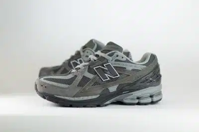 New Balance 1906U Tornado Grey – Grijs/Zwart – Heren/Dames/Uniseks Sneakers – Leer/Mesh – U19067GB – Zijkant