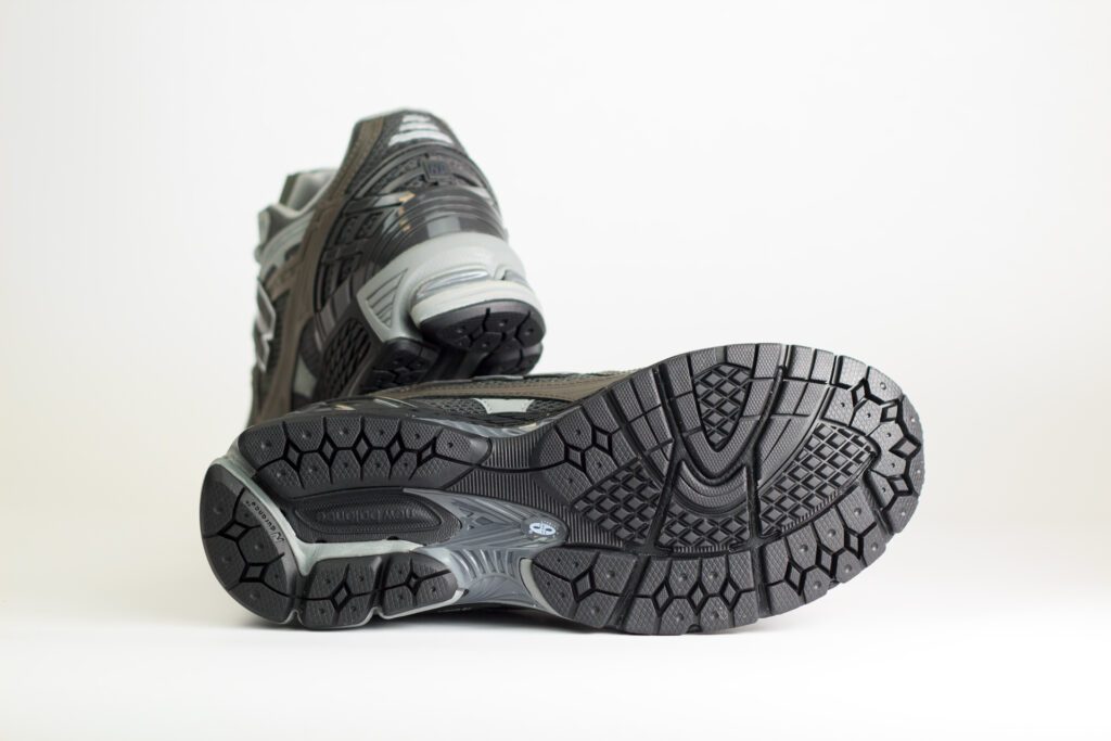 New Balance 1906U Tornado Grey – Grijs/Zwart – Heren/Dames/Uniseks Sneakers – Leer/Mesh – U19067GB – Onderkant