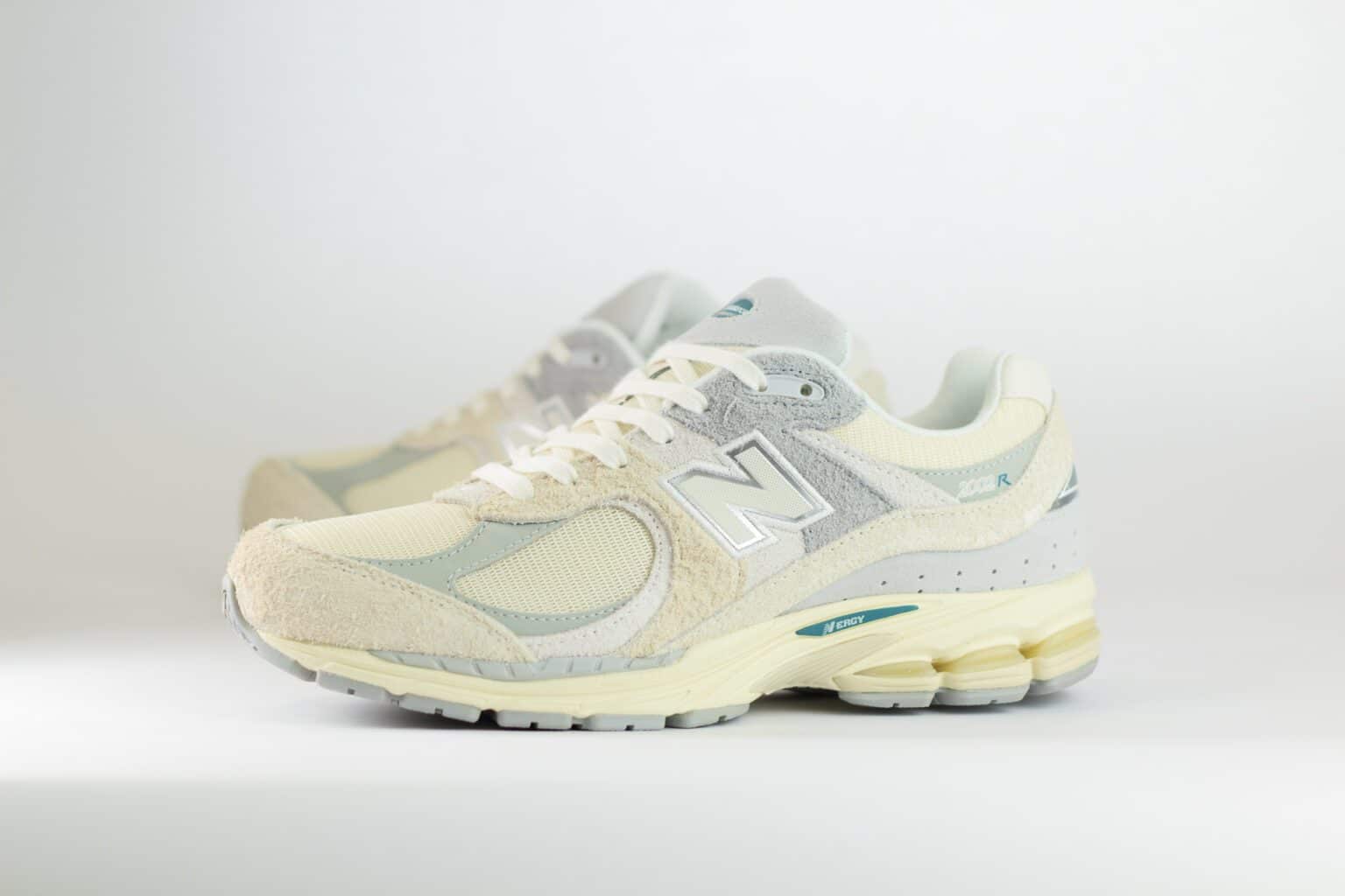 New Balance 2002R Linen – Beige – Heren/Dames/Uniseks Sneakers – Suede/Mesh – M2002REK – Zijkant