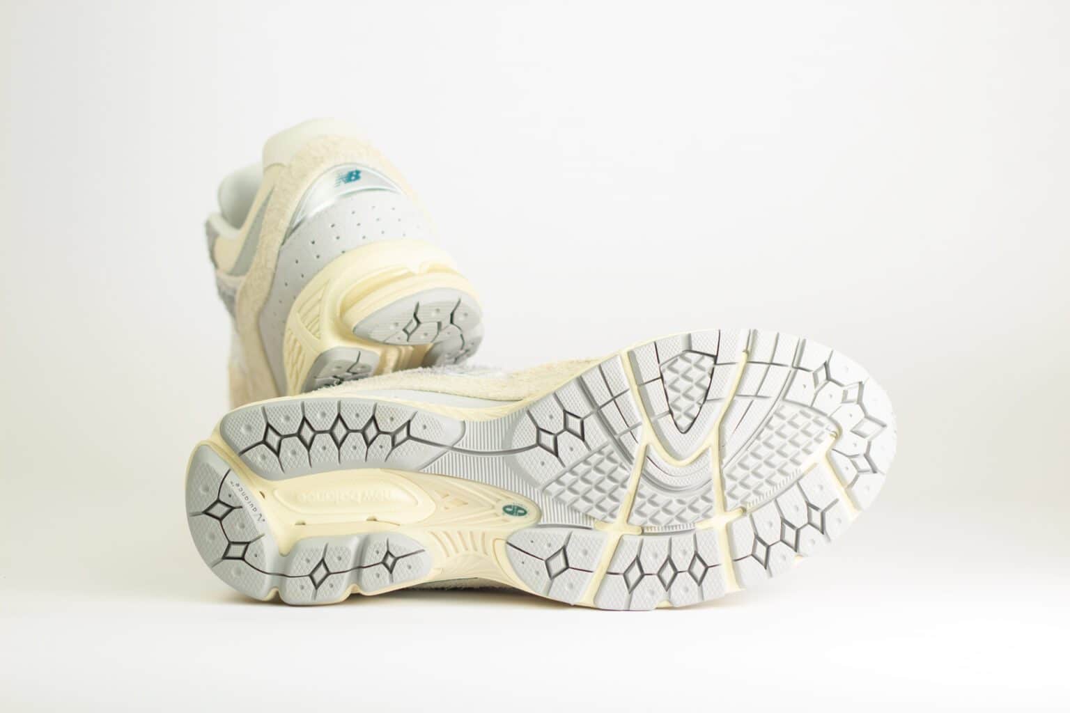 New Balance 2002R Linen – Beige – Heren/Dames/Uniseks Sneakers – Suede/Mesh – M2002REK – Onderkant