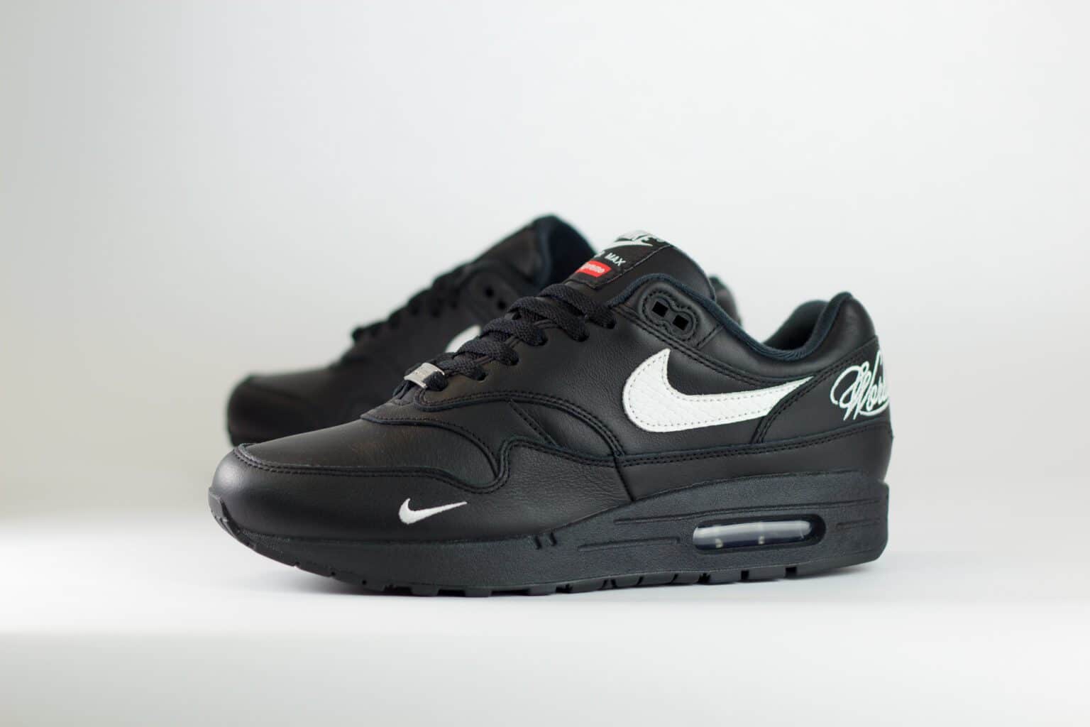 Nike Air Max 1 '87 SP Supreme Black White – Zwart – Heren/Dames/Uniseks Sneakers – Leer – HF8813-001 – Zijkant
