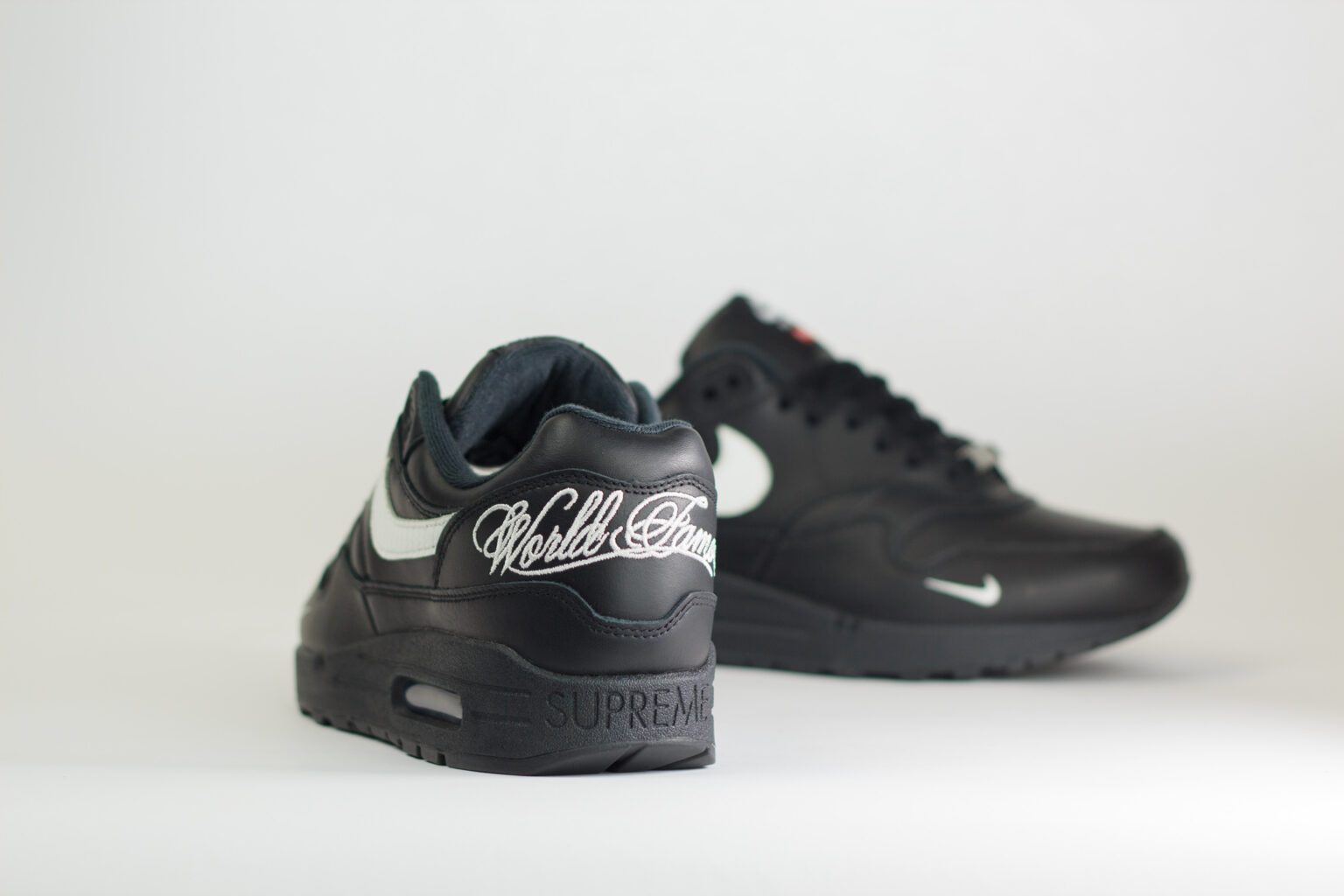 Nike Air Max 1 '87 SP Supreme Black White – Zwart – Heren/Dames/Uniseks Sneakers – Leer – HF8813-001 – Achterkant