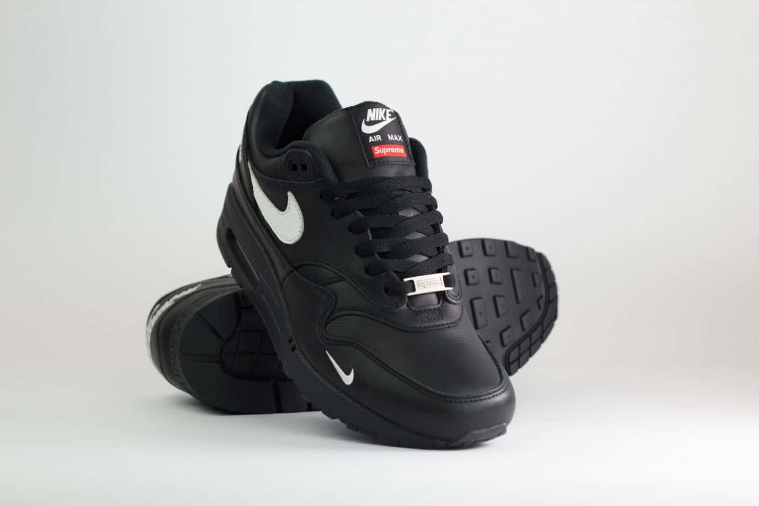 Nike Air Max 1 '87 SP Supreme Black White – Zwart – Heren/Dames/Uniseks Sneakers – Leer – HF8813-001 – Voorkant