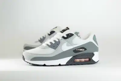 Nike Air Max 90 Pink Foam – Wit/Grijs – Heren/Dames/Uniseks Sneakers – Leer/Mesh – IU7542-012 – Zijkant