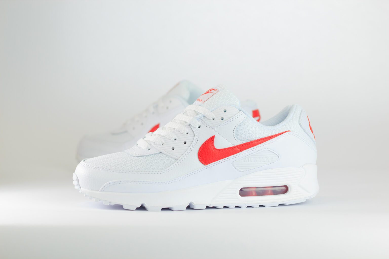Nike Air Max 90 White University Red (2026) – Wit/Rood – Heren/Dames/Uniseks Sneakers – Leer/Mesh – DM0029-120 – Zijkant