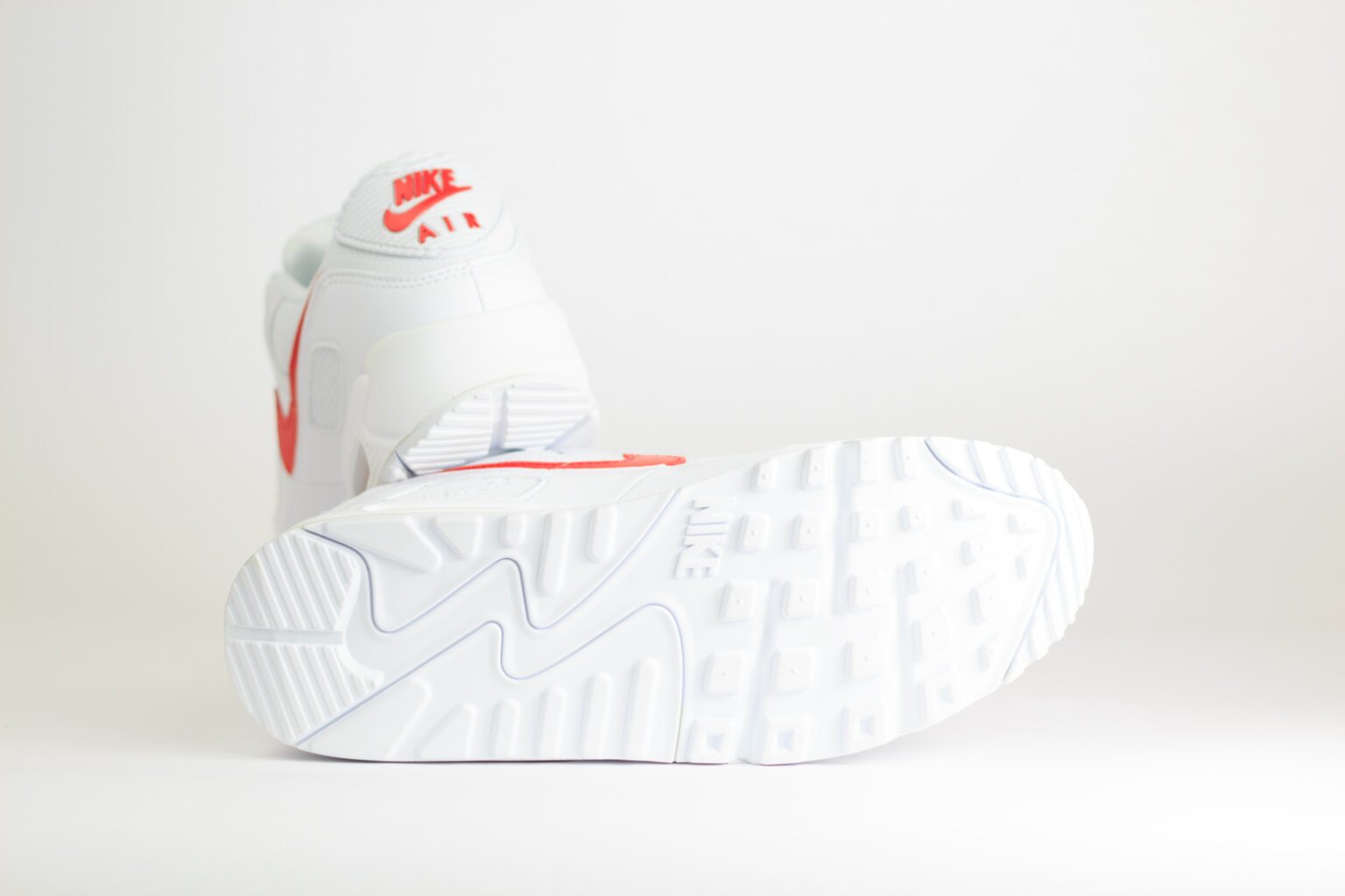 Nike Air Max 90 White University Red (2026) – Wit/Rood – Heren/Dames/Uniseks Sneakers – Leer/Mesh – DM0029-120 – Onderkant