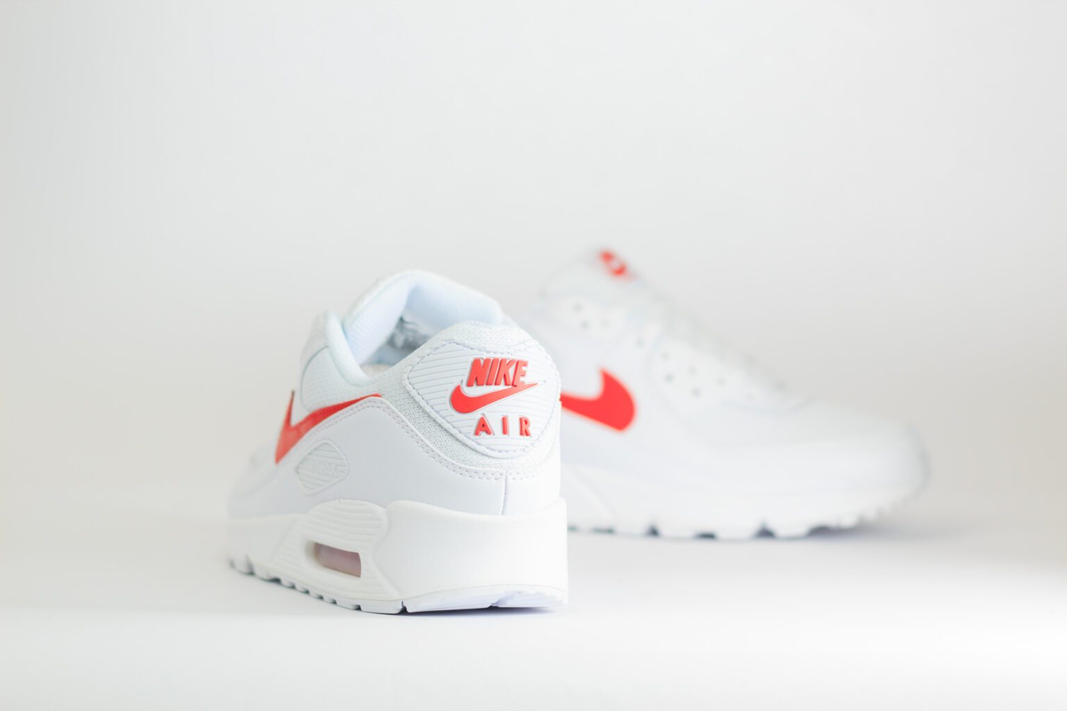 Nike Air Max 90 White University Red (2026) – Wit/Rood – Heren/Dames/Uniseks Sneakers – Leer/Mesh – DM0029-120 – Achterkant