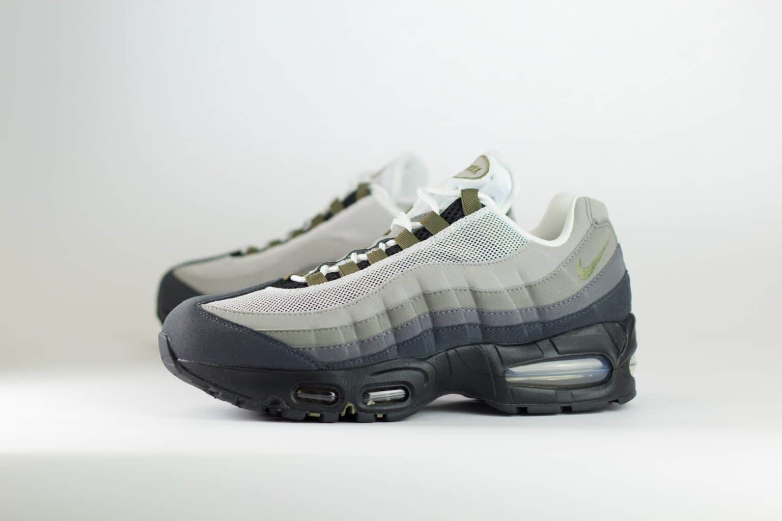 Nike Air Max 95 OG Big Bubble Black Medium Olive (W) – Groen/Bruin/Zwart – Heren/Dames/Uniseks Sneakers – Vilt/Mesh – HJ5996-003 – Zijkant