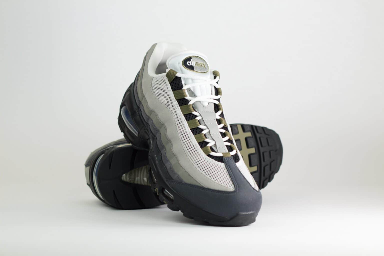 Nike Air Max 95 OG Big Bubble Black Medium Olive (W) – Groen/Bruin/Zwart – Heren/Dames/Uniseks Sneakers – Vilt/Mesh – HJ5996-003 – Voorkant
