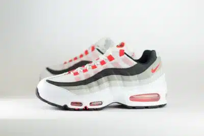 Nike Air Max 95 OG Big Bubble Comet Red – Wit/Rood/Zwart – Heren/Dames/Uniseks Sneakers – Leer/Mesh – IB7862-100 – Zijkant
