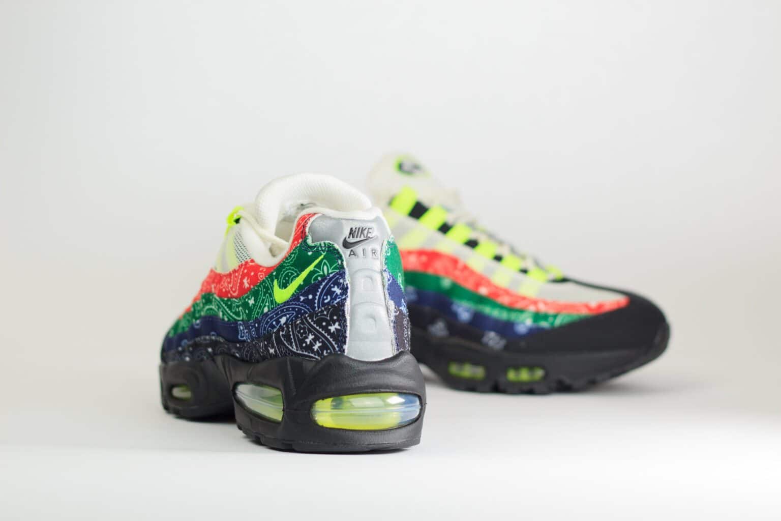 Nike Air Max 95 OG Big Bubble Neon Paisley Bandana – Wit/Zwart – Heren/Dames/Uniseks Sneakers – Denim/Mesh – IQ0620-100 – Achterkant