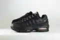 Nike Air Max 95 Racing Pack Black University Red – Zwart/Rood – Heren/Dames/Uniseks Sneakers – Leer/Mesh – IH1228-003 – Zijkant