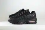 Nike Air Max 95 Racing Pack Black University Red – Zwart/Rood – Heren/Dames/Uniseks Sneakers – Leer/Mesh – IH1228-003 – Zijkant