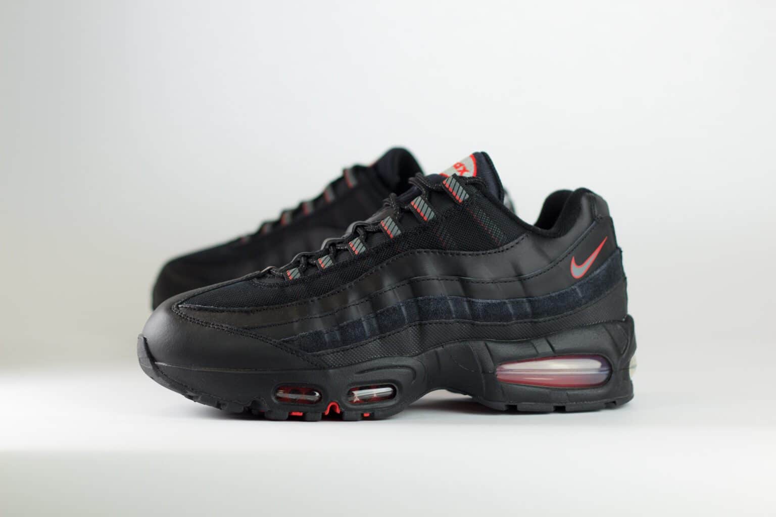 Nike Air Max 95 Racing Pack Black University Red – Zwart/Rood – Heren/Dames/Uniseks Sneakers – Leer/Mesh – IH1228-003 – Zijkant
