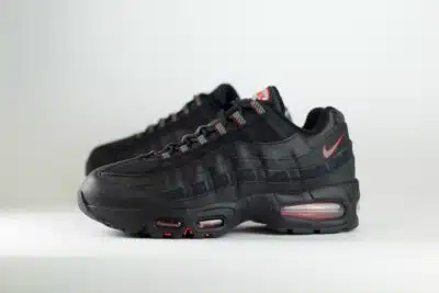 Nike Air Max 95 Racing Pack Black University Red – Zwart/Rood – Heren/Dames/Uniseks Sneakers – Leer/Mesh – IH1228-003 – Zijkant