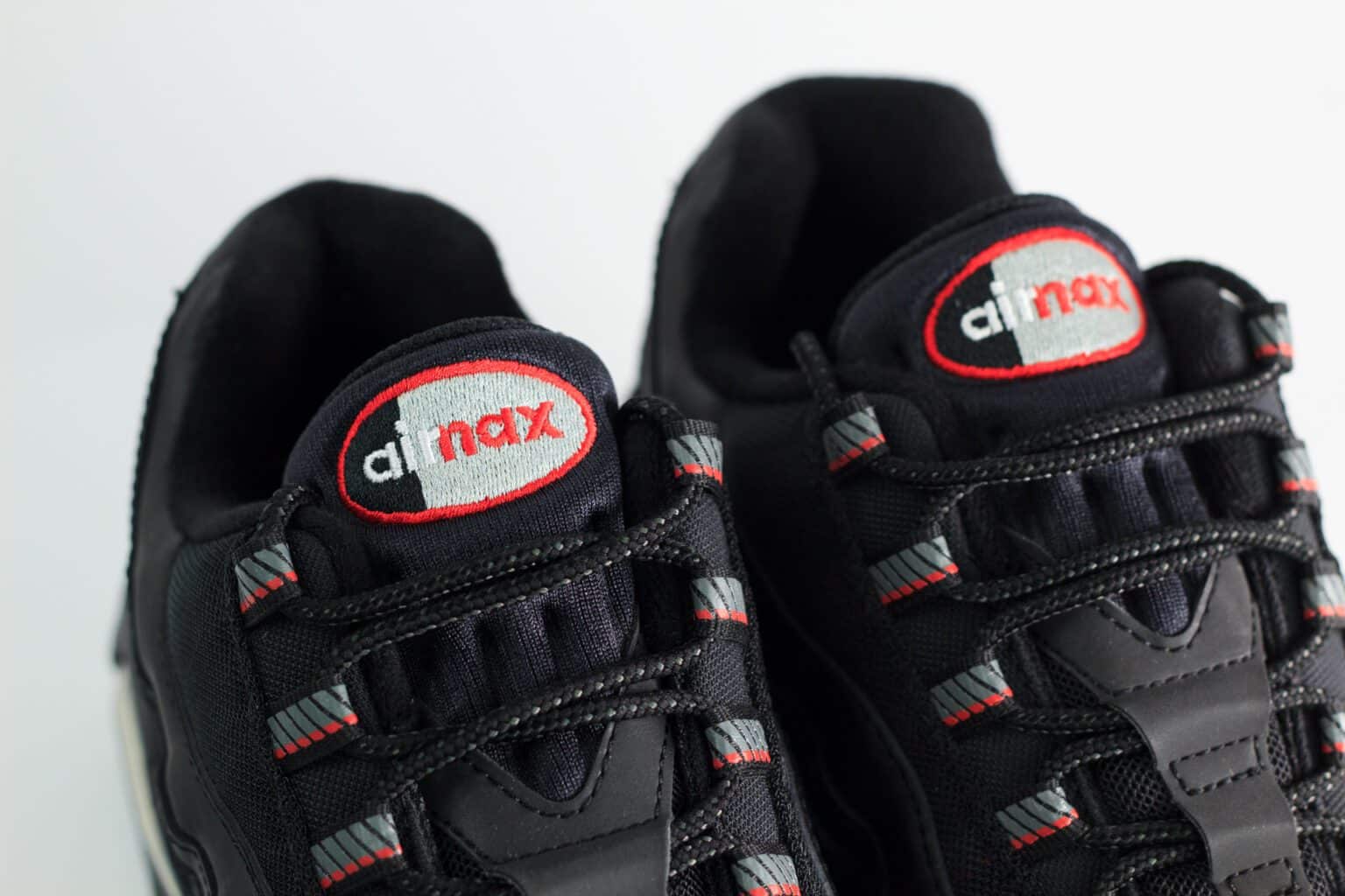 Nike Air Max 95 Racing Pack Black University Red – Zwart/Rood – Heren/Dames/Uniseks Sneakers – Leer/Mesh – IH1228-003 – Bovenkant