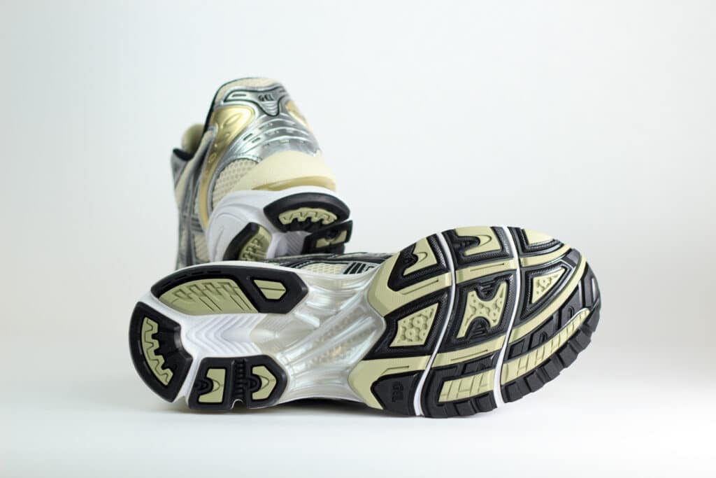 ASICS Gel-Kayano 14 Birch Pure Silver – Zilver/Beige – Heren/Dames/Uniseks Sneakers – Leer/Mesh – 1203A537-200 – Onderkant
