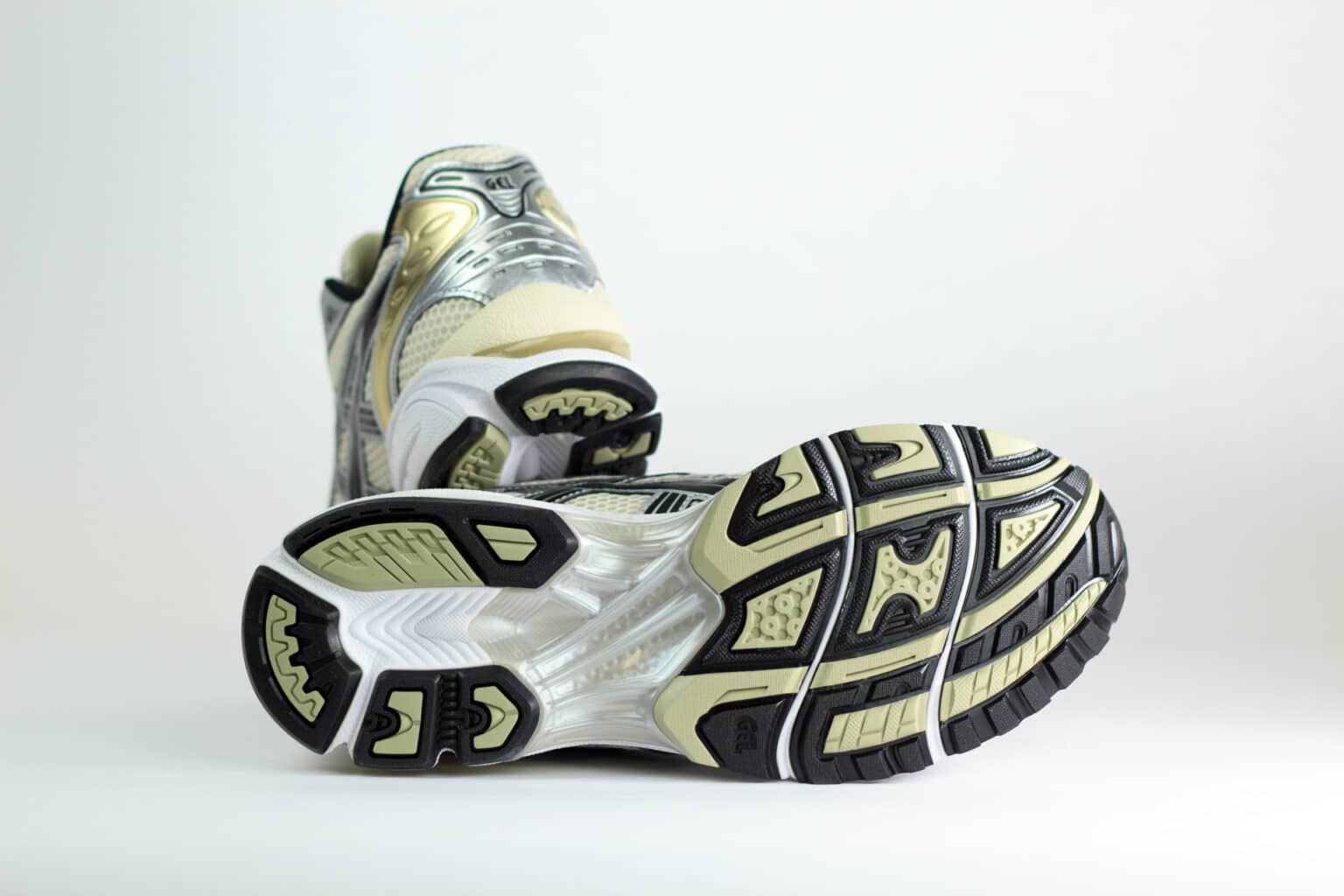 ASICS Gel-Kayano 14 Birch Pure Silver – Zilver/Beige – Heren/Dames/Uniseks Sneakers – Leer/Mesh – 1203A537-200 – Onderkant