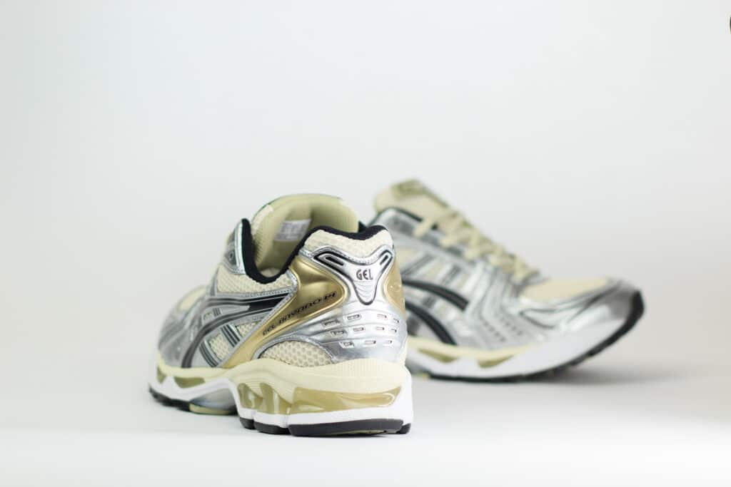 ASICS Gel-Kayano 14 Birch Pure Silver – Zilver/Beige – Heren/Dames/Uniseks Sneakers – Leer/Mesh – 1203A537-200 – Achterkant