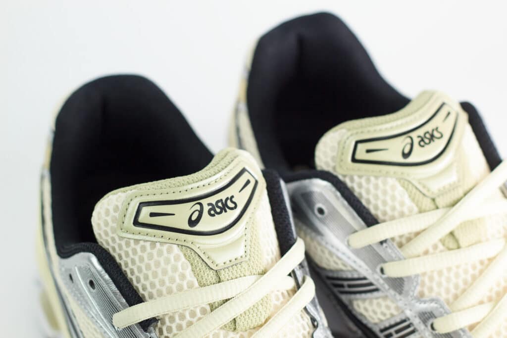ASICS Gel-Kayano 14 Birch Pure Silver – Zilver/Beige – Heren/Dames/Uniseks Sneakers – Leer/Mesh – 1203A537-200 – Bovenkant
