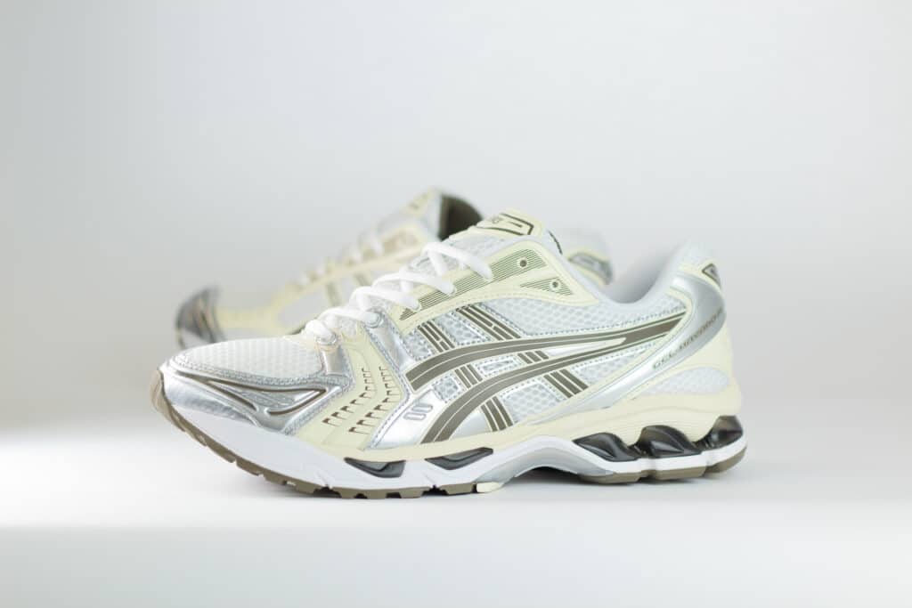 ASICS Gel-Kayano 14 White Ivory – Wit/Zilver/Beige – Heren/Dames/Uniseks Sneakers – Leer/Mesh – 1203A537-111 – Zijkant