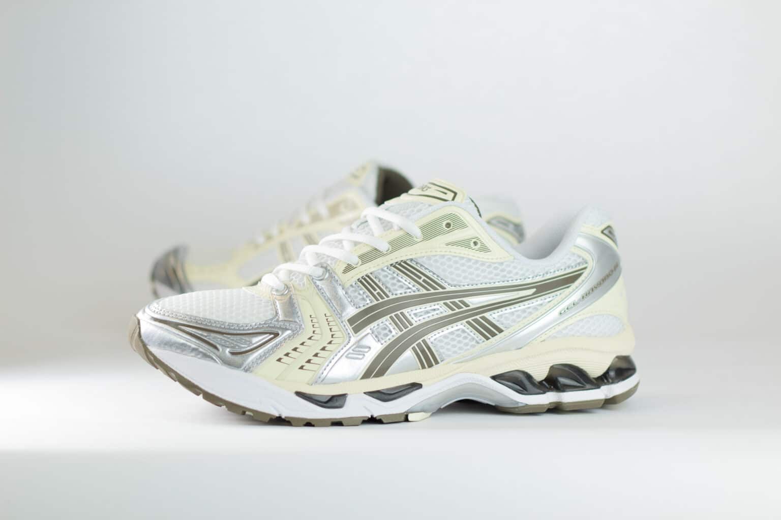ASICS Gel-Kayano 14 White Ivory – Wit/Zilver/Beige – Heren/Dames/Uniseks Sneakers – Leer/Mesh – 1203A537-111 – Zijkant