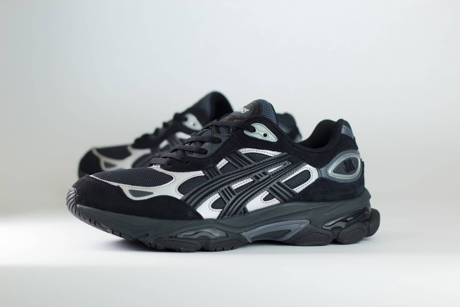 ASICS Gel-NYC 2.0 Graphite Grey Black – Zwart/Zilver – Heren/Dames/Uniseks Sneakers – Suede/Mesh – 1203A895-022 – Zijkant