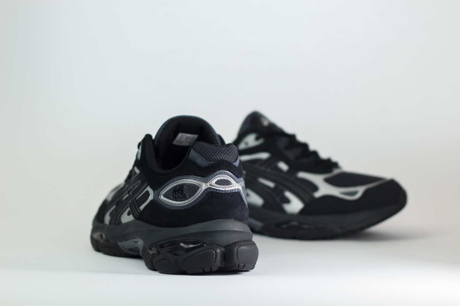 ASICS Gel-NYC 2.0 Graphite Grey Black – Zwart/Zilver – Heren/Dames/Uniseks Sneakers – Suede/Mesh – 1203A895-022 – Achterkant