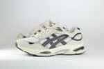 ASICS Gel-NYC 2.0 White Oatmeal – Wit/Beige/Zwart – Heren/Dames/Uniseks Sneakers – Suede/Mesh – 1203A895-104 – Zijkant